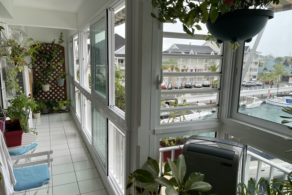 Fermeture de terrasse avec fenêtres coulissantes en haut et en bas-Aprés