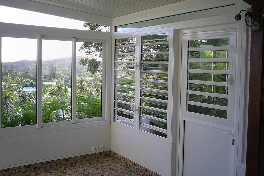 Fermeture terrasse avec jalouisie, porte et fenêtre01
