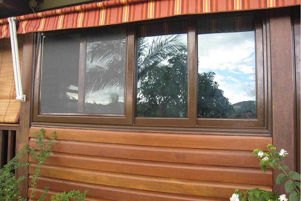 Moustiquaire marron sur le 3e rail fenêtre