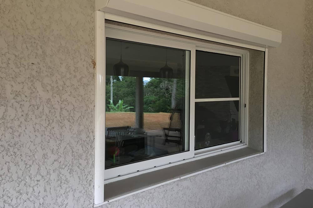 Fenêtre 2V avec moustiquaire + volet roulant