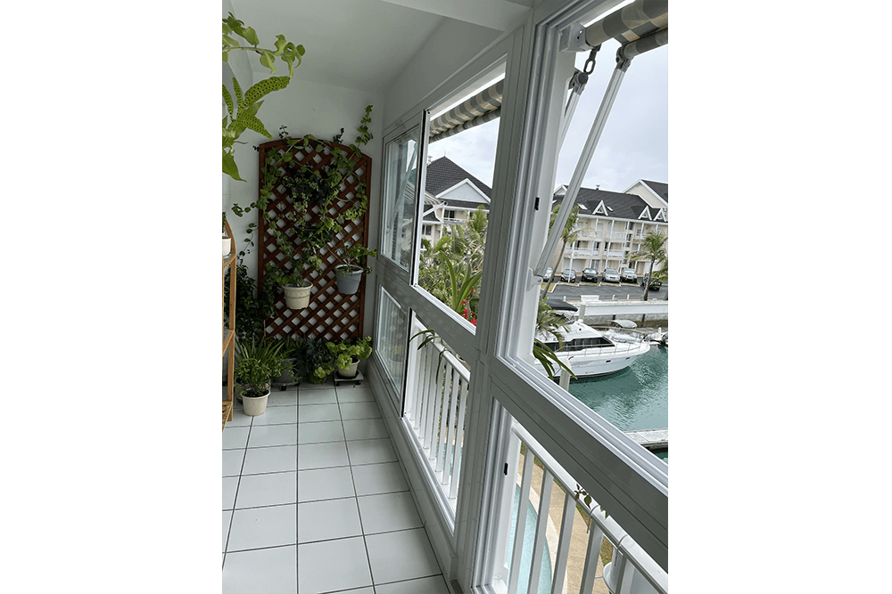 Fermeture de terrasse avec-fenêtres-coulissantes en haut et en bas après