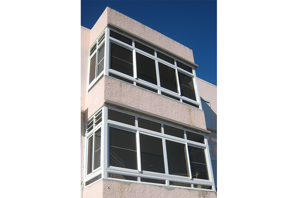 Fermeture-terrasse-en-U-avec-allège-avec-chassis-fixe,-jalousie,-fenêtre-2V-et-4V-vitrage-bronze